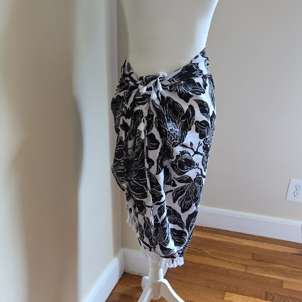 NWOT Floral Black and White Sarong